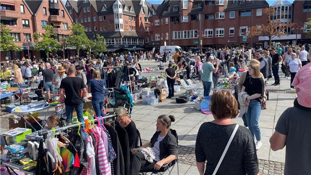 Besucher tummeln sich beim Nor-Floh-Flohmarkt in Nordenham. 
