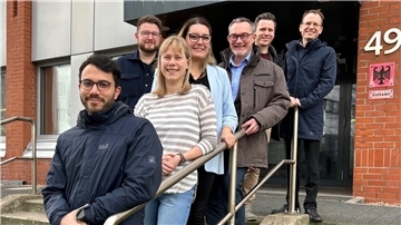 Der norddeutsche Teil des europäischen Projekts: Zum Austausch trafen sich Lars Stemmler (ganz oben) und Sabrina Wilms (zweite von unten), die für Bremenports an dem Projekt arbeiten, mit den übrigen norddeutschen Partnern. Von unten nach oben: Amir Ali Bashash (Logistik Initiative Hamburg), Jessica Deeg (NWL), Maxim Heinrich (Top-Mehrwert-Logistik), Thomas Voigt (Wirtschaftsverband Weser) und Thomas Brauner (Logistik Initiative Hamburg).