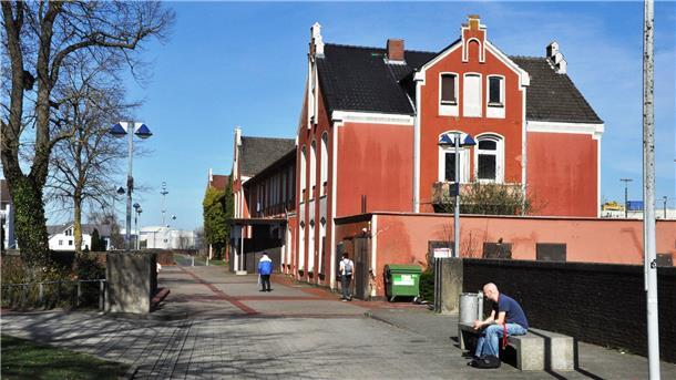 Der Nordenhamer Bahnhof dürfte der einzige sein, der auf einem Deich erbaut wurde. Früher war er Umschlagsplatz, jetzt steht das Gebäude leer.