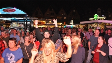 Der Nordenhamer Marktplatz am Samstagabend.