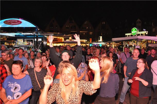 Der Nordenhamer Marktplatz am Samstagabend.