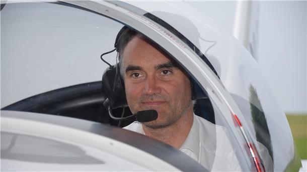 Ein Pilot sitzt im Cockpit eines Flugzeugs. 