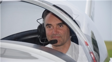 Ein Pilot sitzt im Cockpit eines Flugzeugs. 