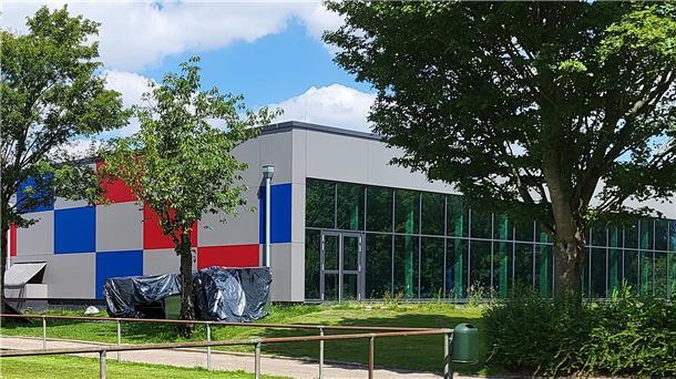 Der Nordenhamer Stadtrat wird sich nach der Sommerpause mit der Gründung einer kommunalen Wirtschaftsbetriebe Nordenham GmbH beschäftigen. Dazu sollen dann auch Tochtergesellschaften für die Bäder - das Nordbad am Luisenhof (Bild) wird derzeit saniert - ins Leben gerufen werden.