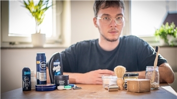 Im Badezimmer kommt man gut ohne Plastik aus. Links die Plastikprodukte, rechts die Artikel ohne Kunststoff. 