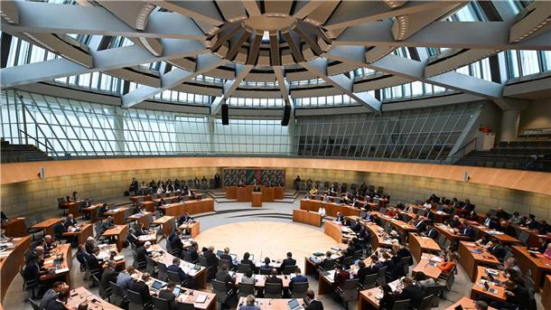Fußballvereine müssen Sicherheit im Stadion verbessern Der nordrhein-westfälische Landtag debattiert im Plenum.