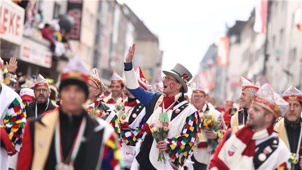 Rosenmontagszüge in Köln, Düsseldorf und Mainz unterwegs Der nordrhein-westfälische Ministerpräsident Hendrik Wüst (CDU) läuft im Kölner Rosenmontagsumzug mit.