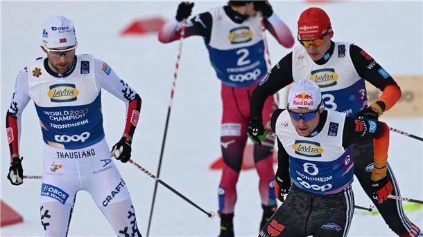Der Norweger Jarl Magnus Riiber (l) ist sauer auf das deutsche Team um Vinzenz Geiger (vorne) und Julian Schmid (r).