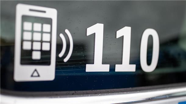 Polizei warnt vor Telefonbetrügern Der Nummer des Polizeinotrufs 110 steht auf der Scheibe eines Polizeifahrzeugs.