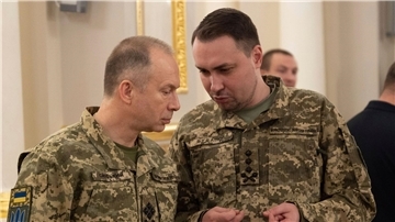 Der Oberbefehlshaber der ukrainischen Streitkräfte Olexander Syrskyj (l) und der Kommandeur des ukrainischen Militärgeheimdienstes HUR Kyrylo Budanow unterhalten sich während einer Verleihungszeremonie in Kiew.