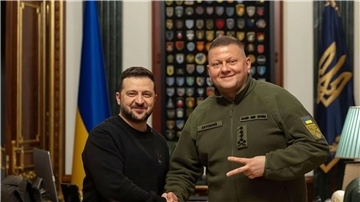 Der Oberbefehlshaber der ukrainischen Streitkräfte, Walerij Saluschnyj (r), ist von seinem Posten entbunden worden.