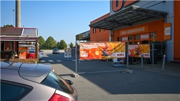 Der OBI-Markt hat sicherheitshalber seinen Parkplatz für die Durchfahrt gesperrt.