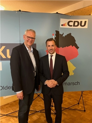Der Oldenburger Bastian Ernst (rechts) wurde bei der CDU-Mitgliederversammlung im Wahlkreis Delmenhorst/Wesermarsch/Oldenburg-Land als Bundestagskandidat für 2025 gewählt. Links: Björn Thümler, CDU-Landtagsabgeordneter und -Kreisvorsitzender.
