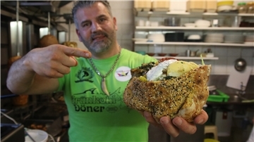 Der Oldenburger Gastronom Hani Alhay verbindet in Schnellimbiss heimische und arabische Küche. Nun präsentiert er den Grünkohldöner.