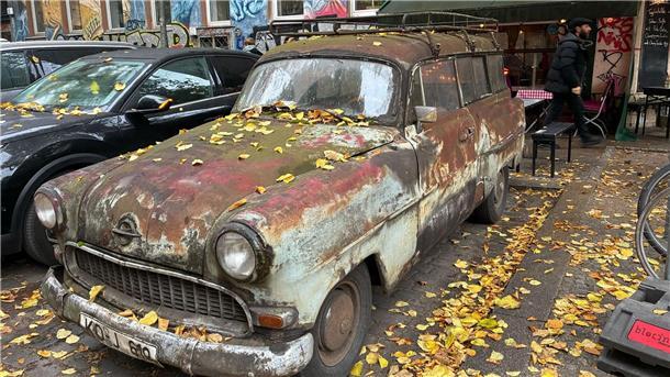 Der Oldtimer musste umparken, weil Parkplätze im Kiez schwinden. Sein neuer Standort ist fast gegenüber vom alten.
