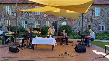 Der Open-Air-Gottesdienst wird im Stadtpark vor dem Kloster gefeiert. Foto: St.-Viti-Kirchengemeinde