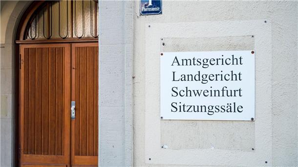 Orthopäde gesteht heimliche Bildaufnahmen von Frauen Der Orthopäde muss sich vor dem Landgericht Schweinfurt verantworten.