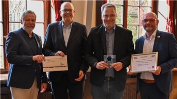 Der OSC Bremerhaven erhielt den Bremer Inklusionspreis. Die Preisübergabe zeigt (von links) Jörg Twiefel (Vorstand Special Olympics Bremen), Senatspräsident Andreas Bovenschulte, Christian Kosog vom OSC Bremerhaven und Helge Treiber (Vizepräsident Special Olympics Bremen).
