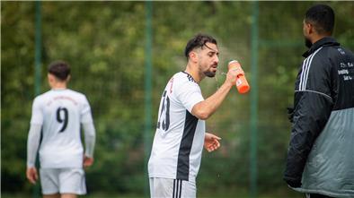 Der OSC Bremerhaven, hier nimmt Mehmet Ari eine Erfrischung, bleibt am Tabellenführer Werder Bremen II dran. 