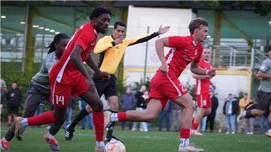 Fußballspieler des OSC Bremerhaven laufen auf dem Rasen