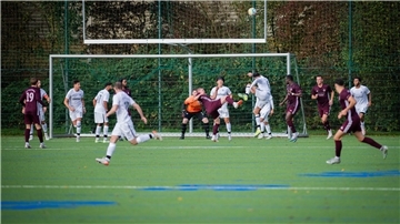 Der OSC Bremerhaven (rote Trikots) kam im 13. Punktspiel zum elften Sieg.