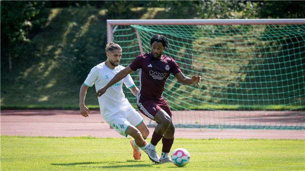 Fußballer Mechak-Lazolo Nankishi (7, OSC) am Ball