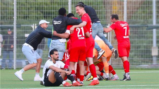 Der OSC Bremerhaven verlor das zweite Aufstiegsspiel in Kiel. Kapitän Mehmet Ari sitzt enttäuscht am Boden.