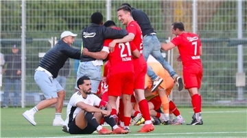 Der OSC Bremerhaven verlor das zweite Aufstiegsspiel in Kiel. Kapitän Mehmet Ari sitzt enttäuscht am Boden.