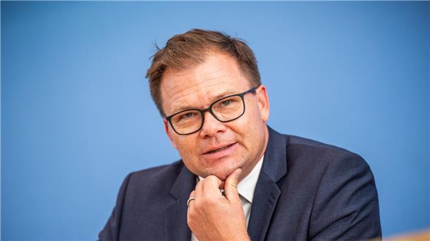 Der Ostbeauftragte Carsten Schneider bei der Vorstellung des Berichts zum Stand der Deutschen Einheit.