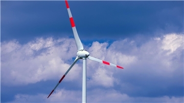 Eine Windkraftanlage.