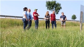 Der Otterndorfer Landwirt Markus Mushardt (3. von links) und sein Vater Hans-Heinrich Mushardt (2. von rechts) hatten Besuch von einer vierköpfigen Jury, die über die Vergabe des Landwirtschaftspreises Ceres-Award entscheidet.