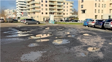Parkplatz neben dem B&B Hotel ist in schlechtem Zustand