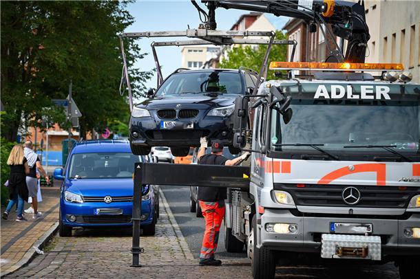 Ein Auto wird abegschleppt. 