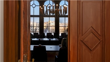 Der Parlamentarische Untersuchungsausschuss befragt im Schloss Schwerin Zeugen. Der Ausschuss soll im Hinblick auf etwaige Verbindungen der Stiftung Klima- und Umweltschutz MV zur Pipeline Nord Stream 2 und anderen Unternehmen untersuchen.