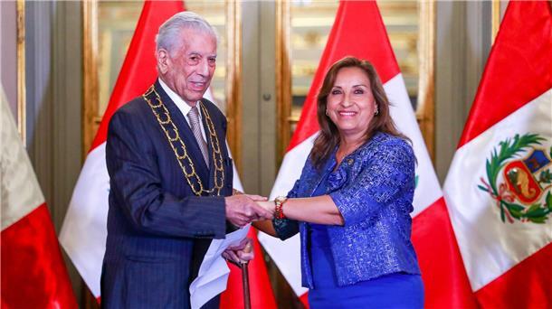 Der peruanische Literaturnobelpreisträger Mario Vargas Llosa erhält den „Orden der Sonne von Peru“ durch Dina Boluarte (r), Übergangspräsidentin von Peru.