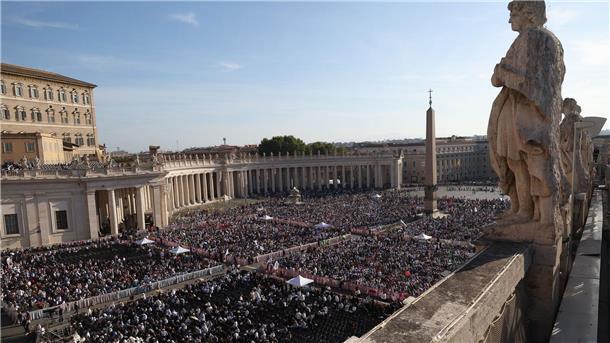 Bilder des Tages Der Petersplatz füllt sich mit Gläubigen in Erwartung der Eucharistiefeier unter dem Vorsitz des Heiligen Vaters Papst Leo XIV. Die Laien Pier Giorgio Frassati und Carlo Acutis werden Heilig gesprochen.