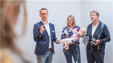 Pflegerischer Geschäftsführer in Reinkenheide, Dr. Witiko Nickel, Natalie Spange, Lehrerin an der Pflegeakademie (Mitte) mit einer Trainingspuppe, und Susann Agthe, Leiterin Pflegeakademie
