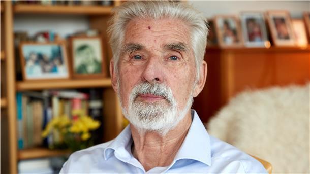 Ein Nobelpreisträger sieht in die Kamera.