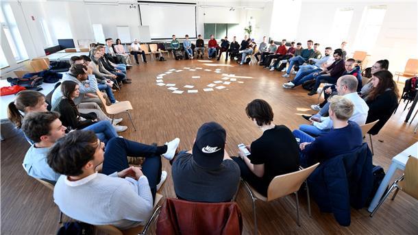 Der Pionierjahrgang 2018 bei der Ideenfindung im Fährhaus: Heute wäre ein solches Bild wegen der Corona-Schutzbestimmungen nicht mehr möglich. Große Runden wurden ins Digitale verlegt.