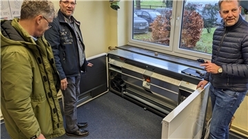 Der Planer Christian kleine Holthaus und Installateur Thomas Singer erklärten Bürgermeister Guido Dieckmann am geöffneten Gerät die Funktionsweise der Filter und Wärmetauscher.