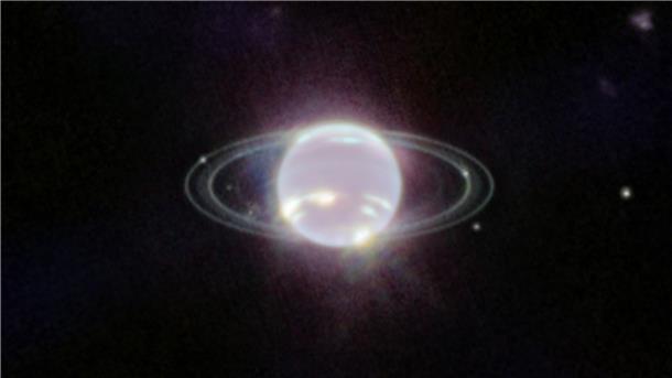 Aufnahmen von „James Webb“ zeigen Ringe des Neptun Der Planet Neptun schwebt im Zentrum einiger Ringe. Die Ringe wurden durch den Einsatz der Nahinfrarotkamera (NIRCam) zum ersten Mal seit mehr als drei Jahrzehnten in vollem Fokus sichtbnar.