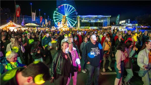 Maritime Tage in Bremerhaven: An den Bühnen wird gefeiert - die besten Party-Fotos Der Platz vor der Radio-Bremen-Bühne war auch am Donnerstagabend schon gut gefüllt.