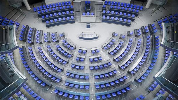 Der Plenarsaal des Bundestags: Durch Überhang- und Ausgleichsmandate ist das Parlament in den vergangenen Jahren immer weiter gewachsen.