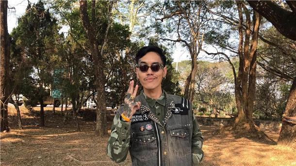 Thailänder soll wegen Majestätsbeleidigung 50 Jahre in Haft Der politische Aktivist Mongkhon Thirakot mit dem pro-demokratischen Geste: der Drei-Finger-Gruß.