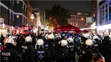 Polizei-Einsatz während und nach eines Fußballspiels.