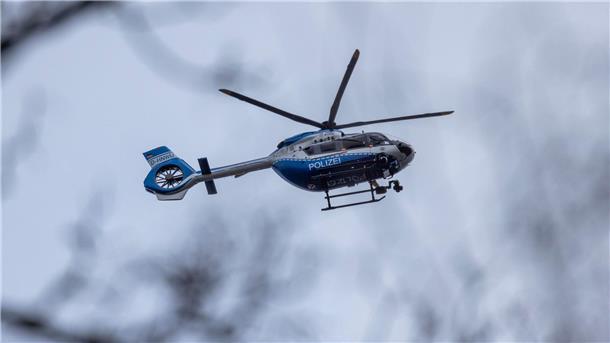 Acht Verletzte bei Angriff an Schule: Haftbefehl erlassen Der Polizei-Hubschrauber kreist über der Schule in Wuppertal.
