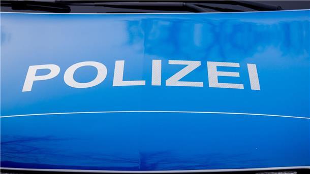 15-Jähriger will Scheine tauschen und bietet Falschgeld an Der Polizei-Schriftzug steht auf einem Einsatzfahrzeug.