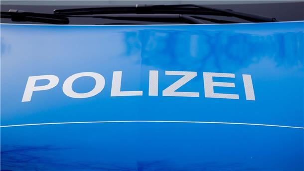 Der Polizei-Schriftzug steht auf einem Einsatzfahrzeug.