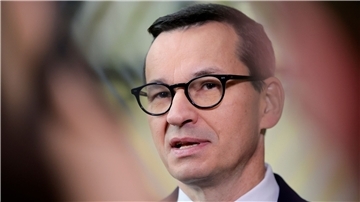Der polnische Ministerpräsident Mateusz Morawiecki spricht mit Journalisten, als er zu einem EU-Gipfel in Brüssel eintrifft.