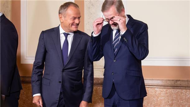 Polen plant vorübergehende Aussetzung des Asylrechts Der polnische Regierungschef Donald Tusk mit seinem tschechischen Kollegen Petr Fiala. (Archivbild)